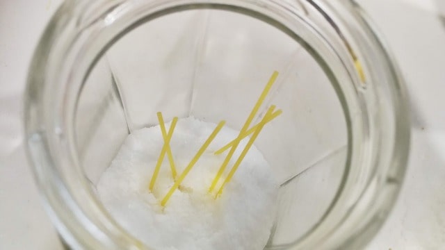 塩が固まらない方法はパスタを入れるだけ